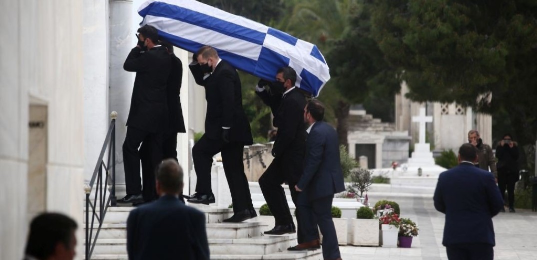 Κηδεύεται ο Μανώλης Γλέζος - Μεσίστια η σημαία στην Ακρόπολη 