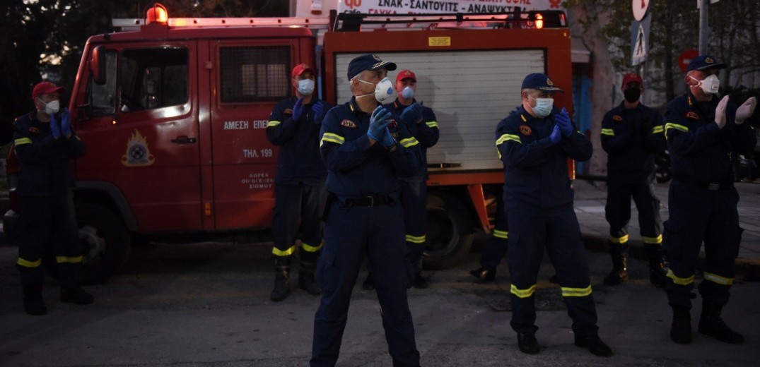 Θεσσαλονίκη: Οι πυροσβέστες ευχαρίστησαν γιατρούς και νοσηλευτές του ΑΧΕΠΑ (βίντεο, φωτ.)