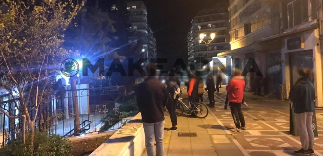 Θεσσαλονίκη: Παρακολούθησαν την Ακολουθία του Επιταφίου από το... πεζοδρόμιο (Βίντεο) 