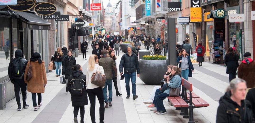 Για να αποφύγει το τρίτο κύμα η Σουηδία κλείνει... νωρίτερα εστιατόρια, καφέ και μπαρ