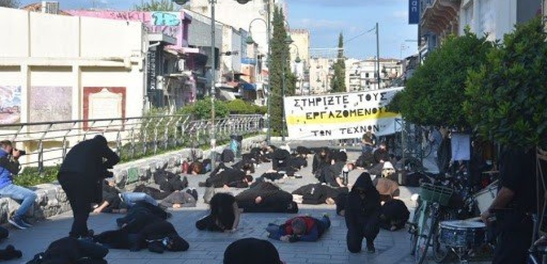Πρωτότυπη διαμαρτυρία καλλιτεχνών στο αρχαίο θέατρο της Λάρισας