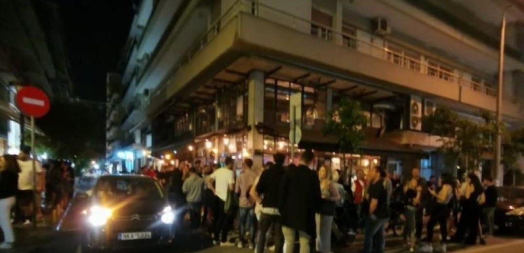 Θεσσαλονίκη: Συνωστισμός έξω από μπαρ με «take away» ποτά - Παρέμβαση της αστυνομίας (Φωτ.)