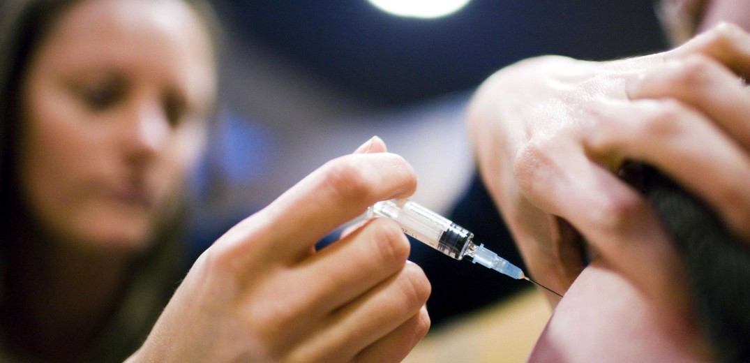 Ο αντιγριπικός εμβολιασμός να είναι υποχρεωτικός στο υγειονομικό προσωπικό λέει ο πρόεδρος της ΠΟΕΔΗΝ