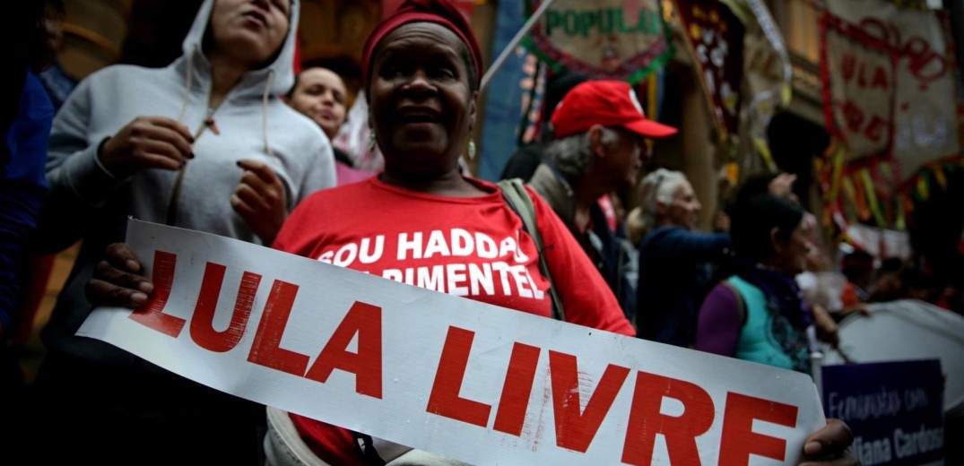 Βραζιλία: Μέσα σε «λαοθάλασσα» αποφυλακίστηκε ο Λούλα (βίντεο)