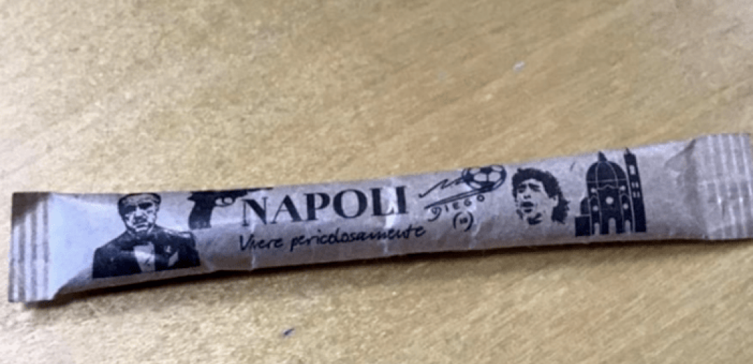 Σάλο προκάλεσαν φακελάκια ζάχαρης ελληνικής εταιρείας στη Νάπολη