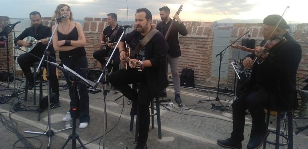 Ο Κώστας Μακεδόνας τραγούδησε για τη Θεσσαλονίκη από την κορυφή του Λευκού Πύργου (βίντεο)