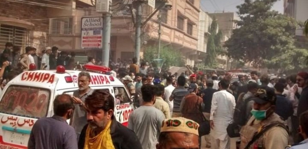 Αεροσκάφος συνετρίβη σε κατοικημένη περιοχή στο Πακιστάν -Τουλάχιστον ένας επιβάτης επέζησε