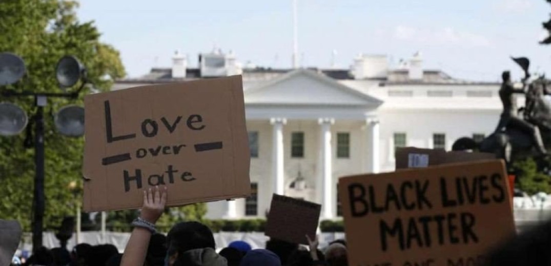 ΗΠΑ: Εκατοντάδες διαδηλωτές έξω από τον Λευκό Οίκο παρά την απαγόρευση κυκλοφορίας (Βίντεο, φωτ.)
