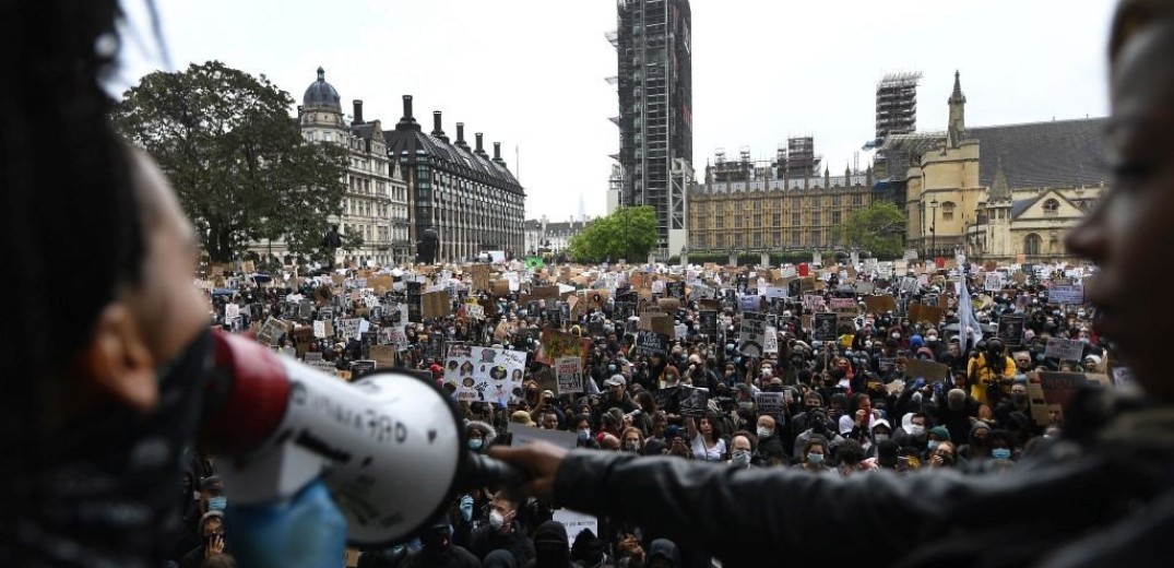 Συγκρούσεις αστυνομικών διαδηλωτών για τη δολοφονία του Φλόιντ στο Λονδίνο (βίντεο)