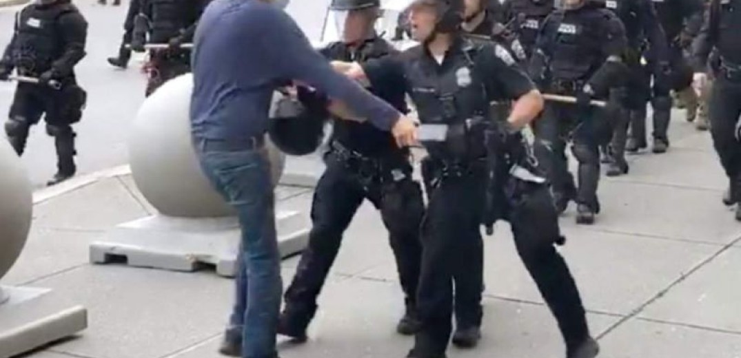 ΗΠΑ: Σε διαθεσιμότητα άνευ αποδοχών δύο αστυνομικοί για βίαιη συμπεριφορά σε 75χρονο διαδηλωτή (Βίντεο)