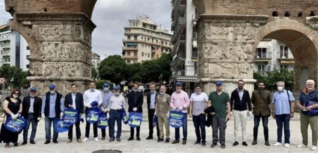 Θεσσαλονίκη: Παλαίμαχοι ποδοσφαιριστές καθάρισαν την πλατεία Ναυαρίνου 