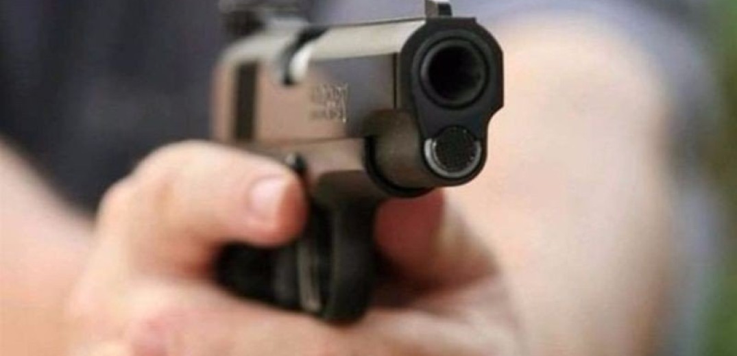 Αδιανόητες σκηνές σε μπαρ στο Ρέθυμνο: Αστυνομικός τράβηξε όπλο και πυροβόλησε μετά από καβγά - Βίντεο ντοκουμέντο