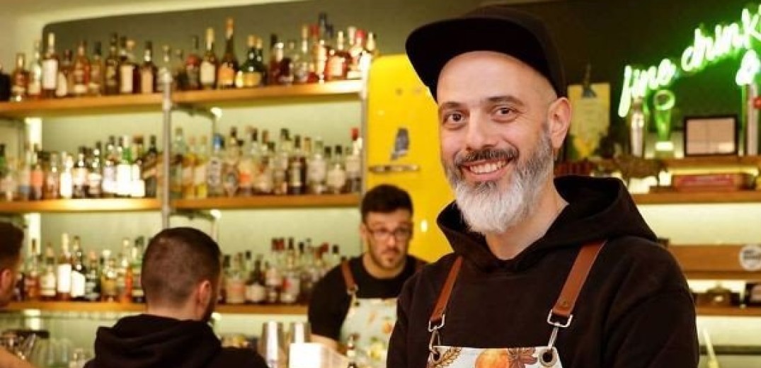 Ο bartender από τη Θεσσαλονίκη που στέλνει ποδιές σε όλο τον κόσμο 