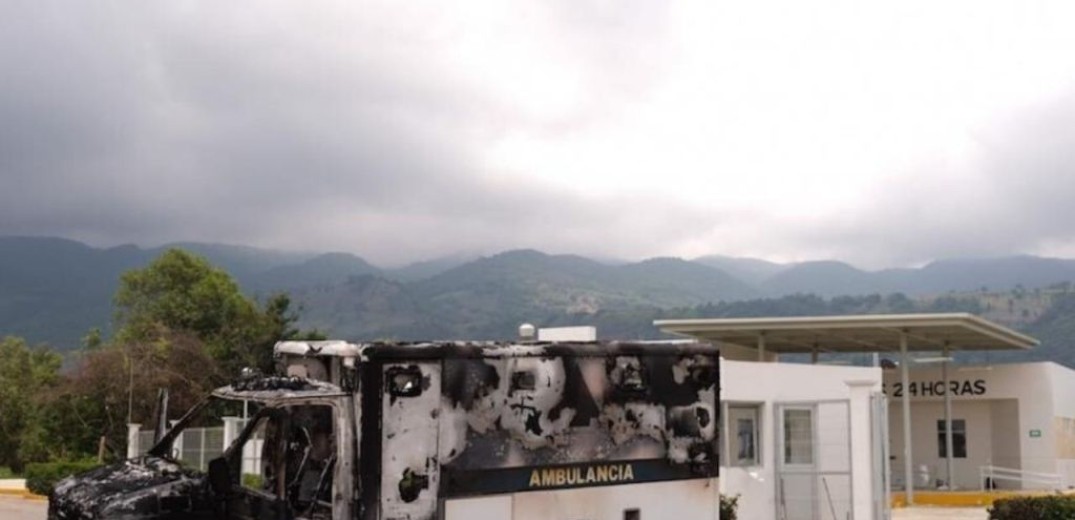 Κάτοικοι έκαψαν ασθενοφόρο, περιπολικά και βανδάλισαν νοσοκομείο στο Μεξικό