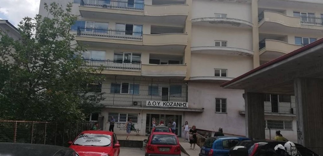 Επίθεση με τσεκούρι στην Κοζάνη: Στο νοσοκομείο Παπανικολάου οι τρεις τραυματίες - Πανελλαδική στάση εργασίας των εφοριακών