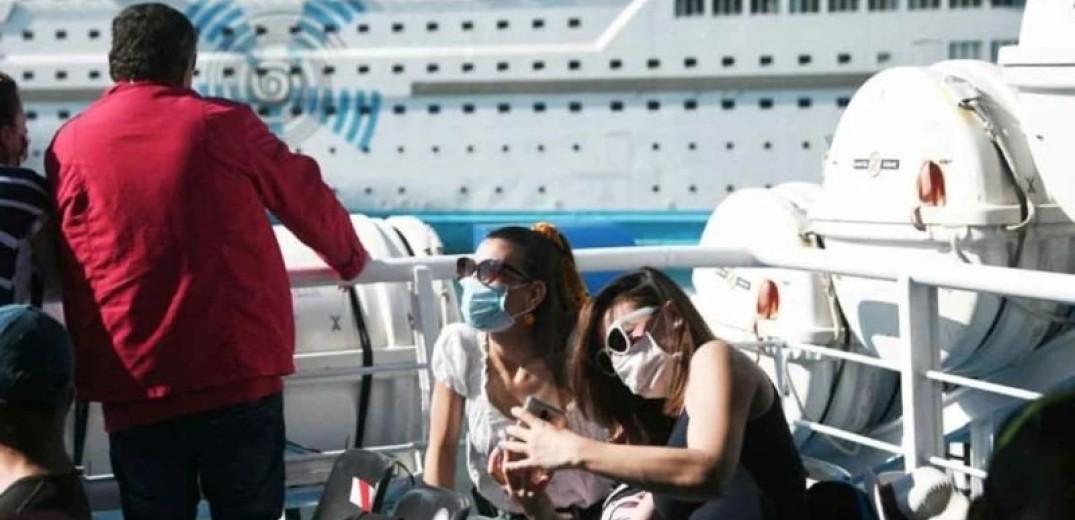 «Σαρώνει» ακόμη και τα καταστρώματα πλοίων το Λιμενικό για μάσκες και αποστάσεις