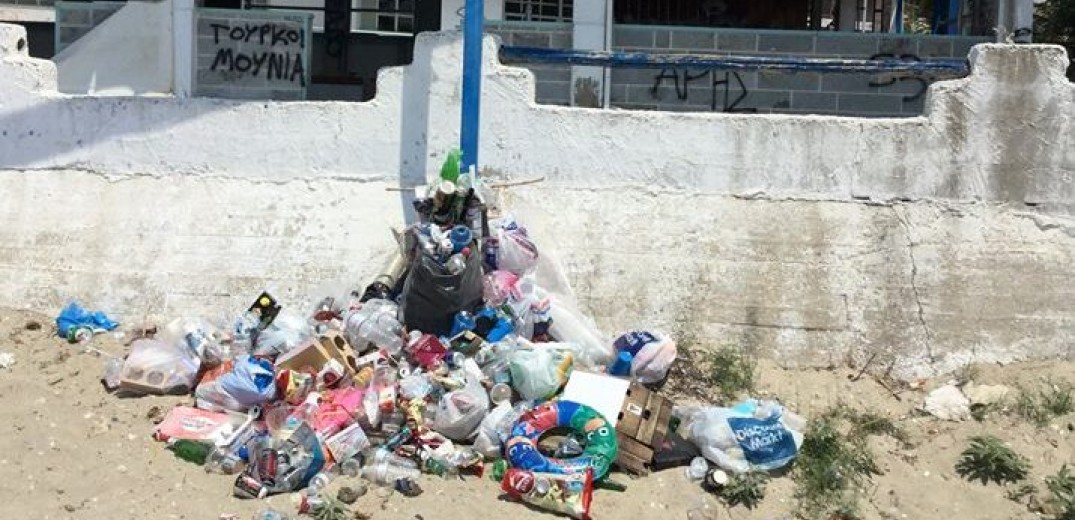 Ασυνείδητοι πετούν σκουπίδια στις παραλίες της Ν. Καλλικράτειας