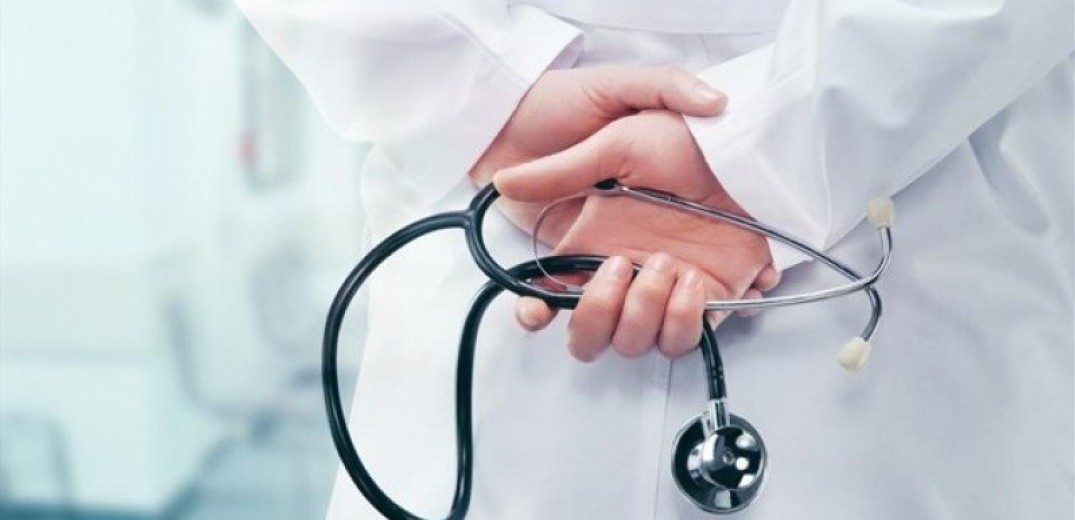 «Αποσιώπηση» των κρουσμάτων στις τουριστικές περιοχές καταγγέλλουν οι νοσοκομειακοί γιατροί 