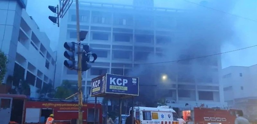 Ινδία: Επτά νεκροί από πυρκαγιά σε ξενοδοχείο φιλοξενίας ασθενών με την Covid-19
