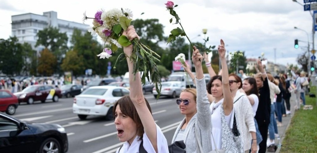 Λευκορωσία: Ανθρώπινες αλυσίδες με λουλούδια στα χέρια κατά του προέδρου Λουκασένκο