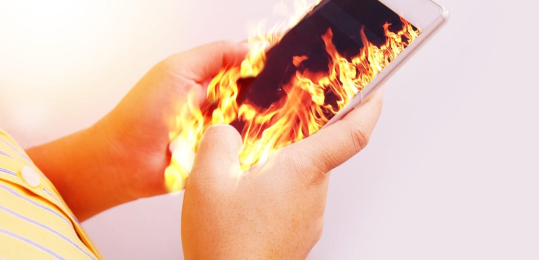 Καστοριά: Έσκασε το κινητό του τηλέφωνο – Πήραν φωτιά ρούχα και καναπές