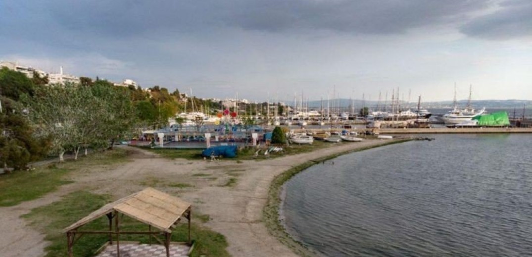 Θεσσαλονίκη: Απορρίμματα συγκέντρωσαν εθελοντές στην παραλία της Αρετσούς