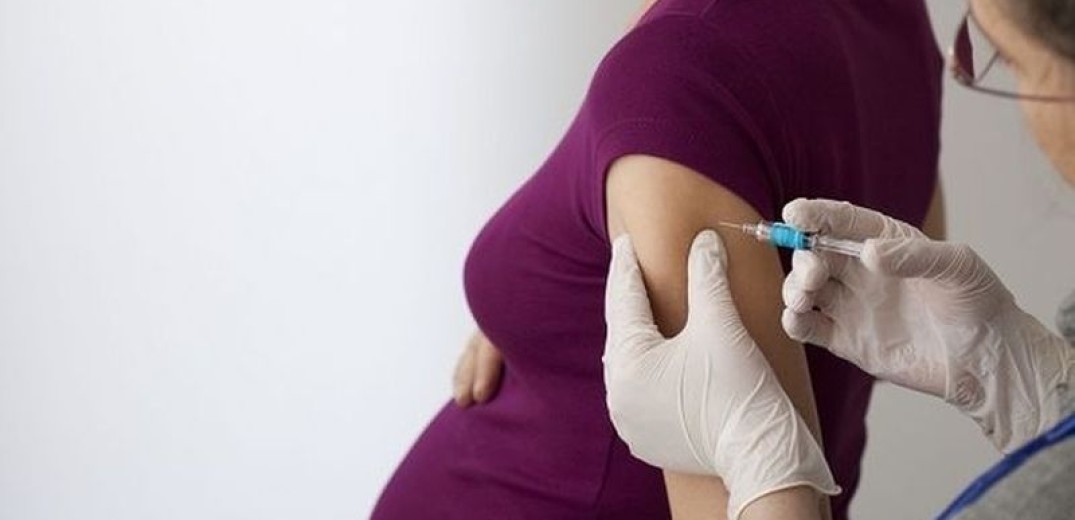 Μόσιαλος: Δεν κινδυνεύουν οι έγκυες και τα βρέφη με τον εμβολιασμό στη διάρκεια της εγκυμοσύνης