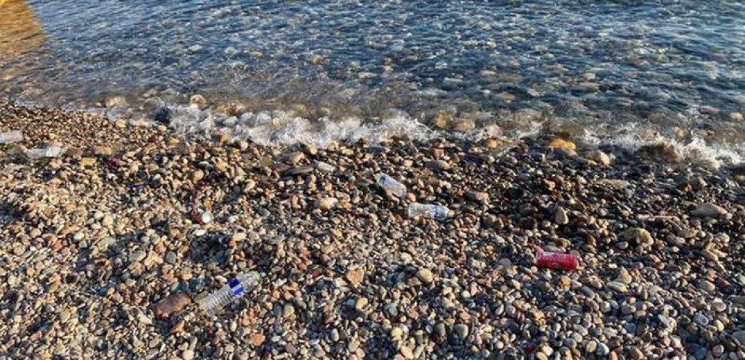 Ροδόπη - Παραλία Πετρωτών: Οι κάδοι σκουπιδιών άδειοι, η παραλία γεμάτη (Φωτ.)