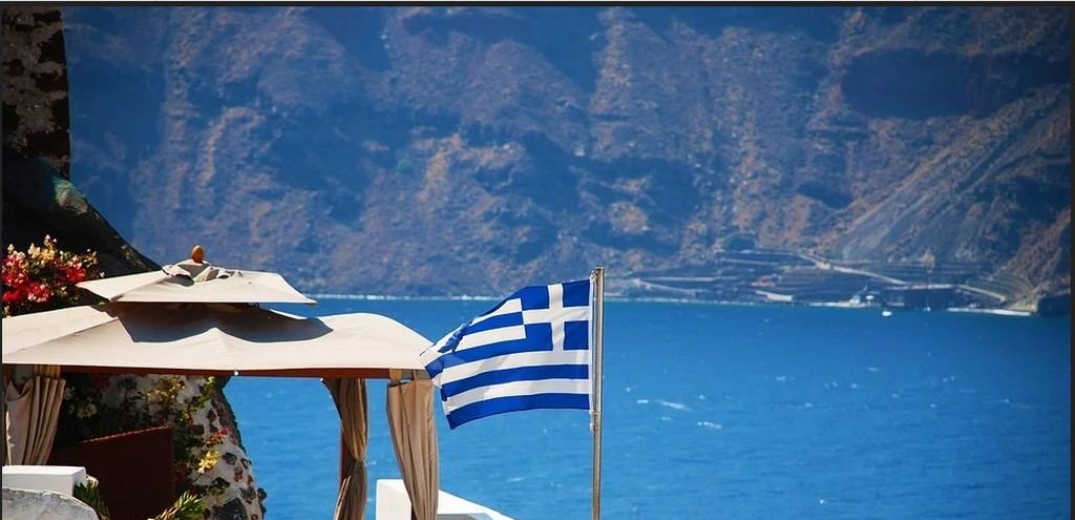 Reuters: Oι Βρετανοί επιλέγουν μαζικά Ελλάδα για τις διακοπές τους 