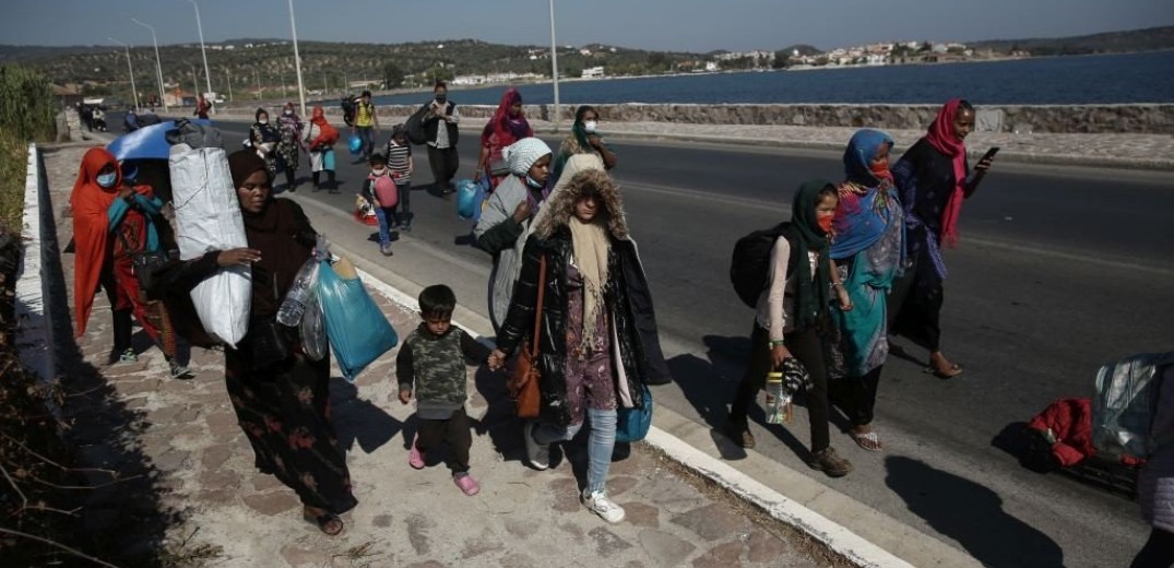 Περισσότεροι από 900 αναγνωρισμένοι πρόσφυγες μεταφέρονται από τα νησιά στην ηπειρωτική Ελλάδα
