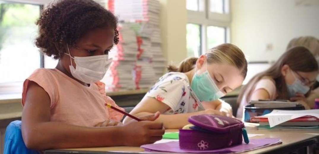 “Πυρετός” προετοιμασιών από τους δήμους για να φτάσουν έγκαιρα 5 εκατ. μάσκες στα σχολεία