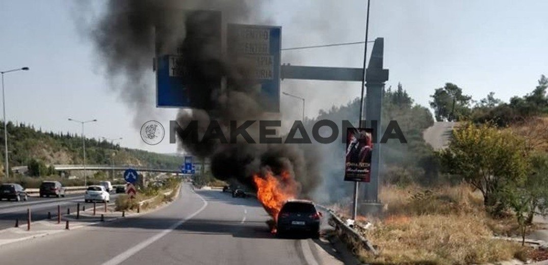 Θεσσαλονίκη: Στις φλόγες τυλίχθηκε αυτοκίνητο στον περιφερειακό
