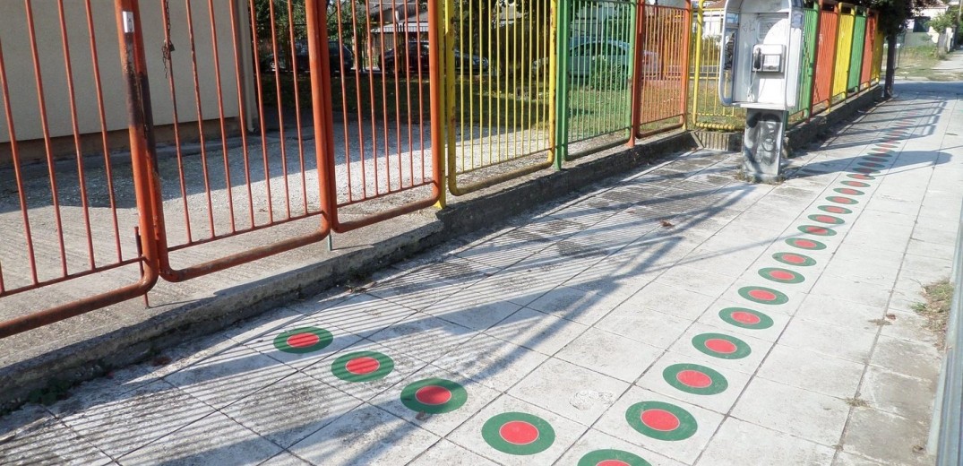 Οδηγούς κίνησης παιδιών σε πεζοδρόμια σχολείων τοποθέτησε ο δήμος Καρδίτσας 