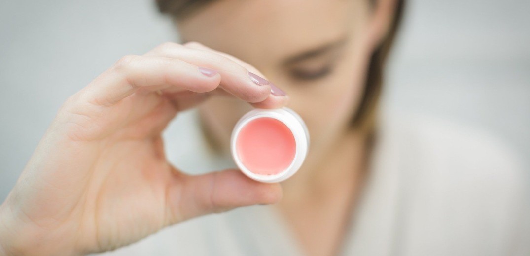 Τέσσερα πράγματα που δεν ξέρατε πως μπορείτε να κάνετε με το lip balm