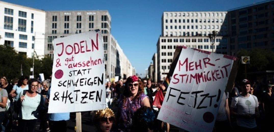 Λαοθάλασσα στο Βερολίνο κατά του μίσους και του ρατσισμού