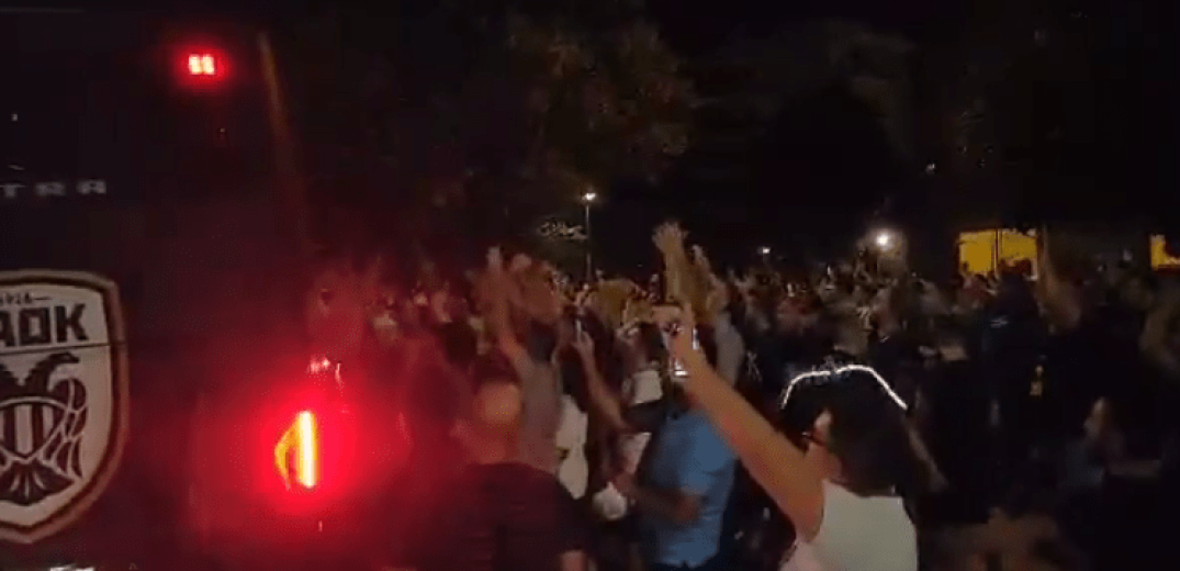 ΠΑΟΚ: Αποθέωση έξω από το γήπεδο της Τούμπας (βίντεο)