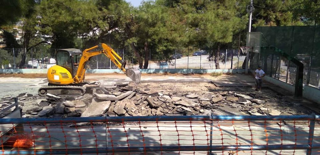Θεσσαλονίκη: “Ξήλωσαν” καινούργιο γήπεδο σε Δημοτικό σχολείο για να στήσουν Kibo για νήπια