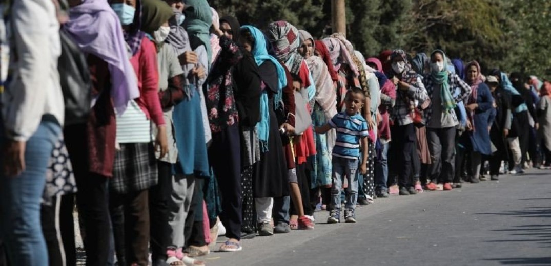Μυτιλήνη: Με δυσκολία η μετακίνηση των προσφύγων στη νέα δομή του Καρά-Τεπέ - Βρέθηκαν 14 κρούσματα