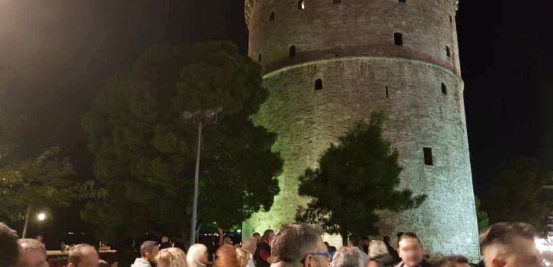 Θεσσαλονίκη: Μεταμεσονύχτια διαμαρτυρία για το ωράριο στην εστίαση στον Λευκό Πύργο (Βίντεο - Φωτ.)