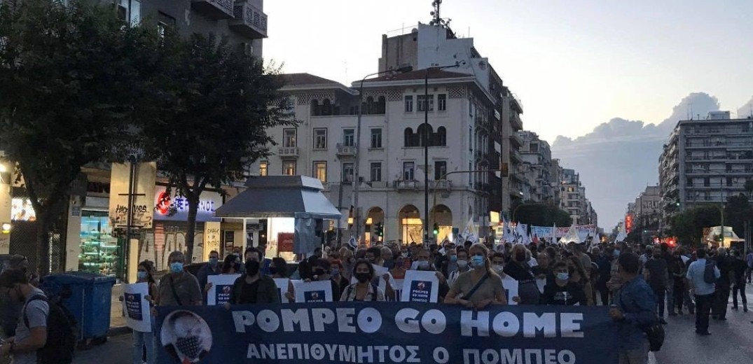 Θεσσαλονίκη: Πλακάτ και πανό με τη φωτογραφία του &quot;ανεπιθύμητου&quot; Μάικ Πομπέο (βίντεο, φωτ.)