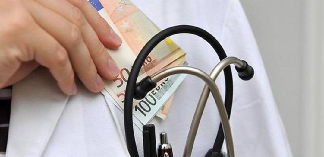 Συνελήφθη γιατρός σε δημόσιο νοσοκομείο της Αττικής για “φακελάκι”	