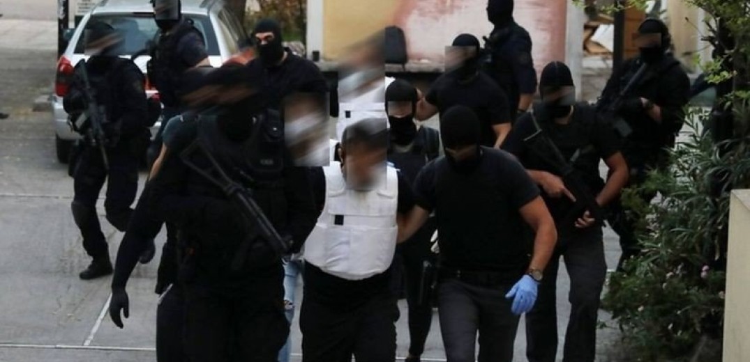 Ποινική δίωξη για κακούργημα στον έναν από τους τρεις συλληφθέντες για τα εκρηκτικά στο Κουκάκι	