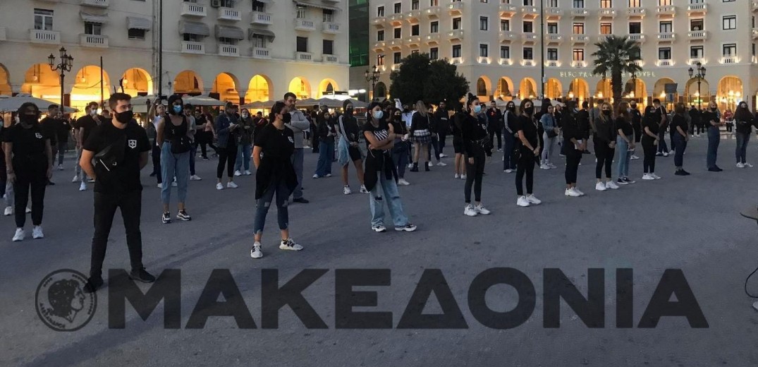 Θεσσαλονίκη: Κύπριοι μένουν σιωπηλοί για 46 λεπτά στην Αριστοτέλους (Φωτ.& Βίντεο)