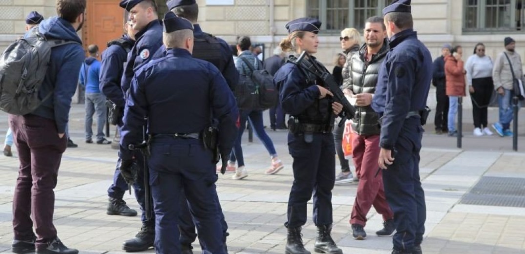 Γαλλία: Επιχειρήσεις της αστυνομίας εναντίον &quot;δεκάδων&quot; ατόμων μετά τον αποκεφαλισμό του καθηγητή