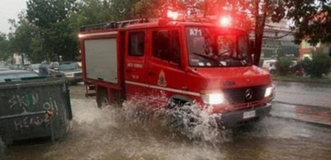 Μεσολόγγι: Δεκάδες κλήσεις για μεταφορές ατόμων σε ασφαλή σημεία και αντλήσεις υδάτων στην Πυροσβεστική
