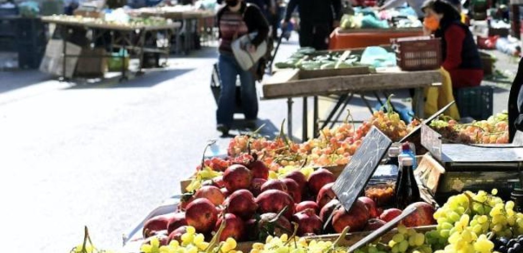 Πωλητής σε λαϊκή αγορά κόλλησε κορονοϊό και πήγε στη δουλειά για να μη... σαπίσουν τα φρούτα (βίντεο)