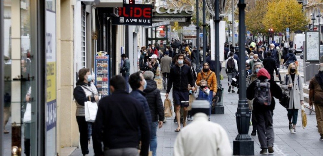 Γαλλία: Ουρές σε καταστήματα και κουρεία που άνοιξαν ξανά 