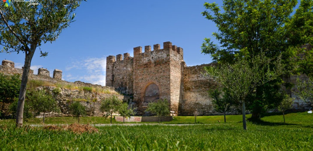 Ξεκινά η ανάπλαση της ζώνης πρασίνου κατά μήκος των βυζαντινών τειχών - Υπογράφηκε η σύμβαση
