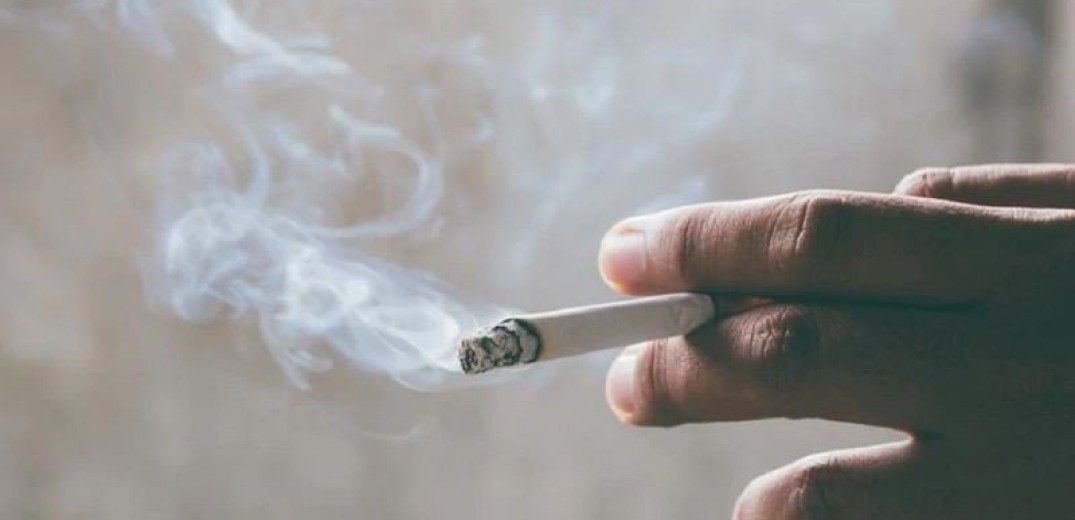 Ο καπνός του τσιγάρου κάνει τα κύτταρα πιο ευάλωτα στον κορονοϊό