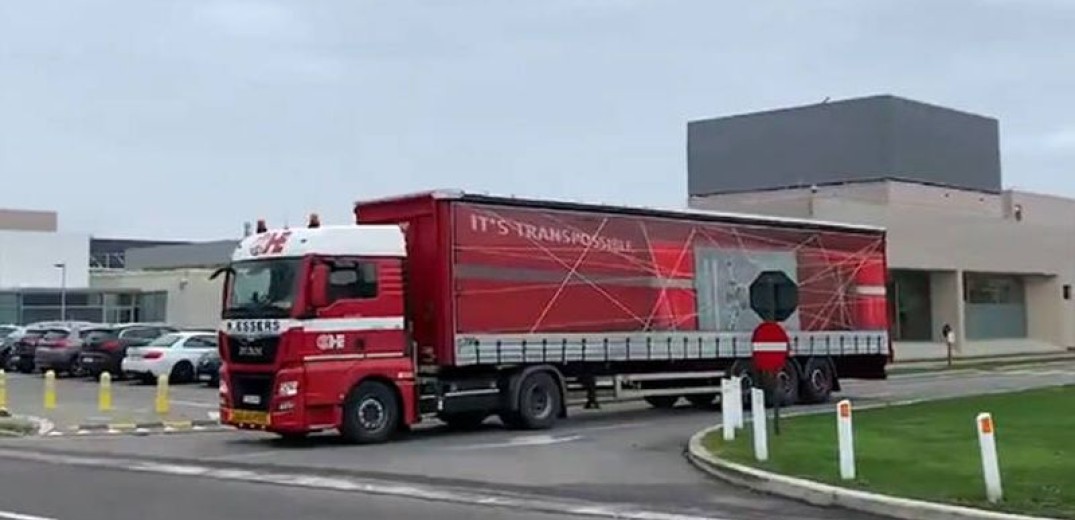 Κορονοϊός: Έφυγαν από το Βέλγιο τα πρώτα φορτηγά με το εμβόλιο της Pfizer για τη Βρετανία (Βίντεο)